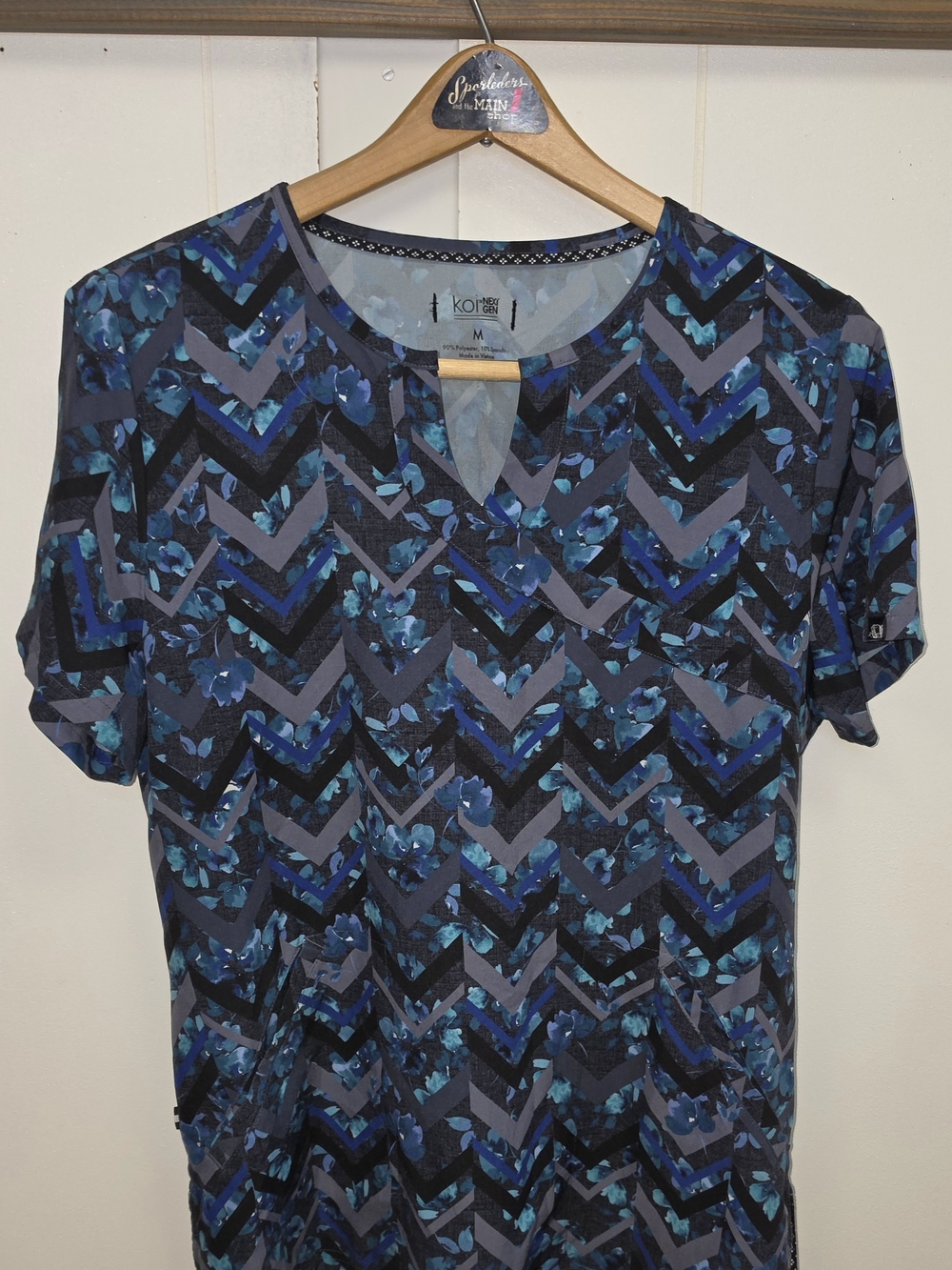 Koi Next Gen Scrub Top Women’s Medium Rest Less Floral Chevron Stretch Size M
